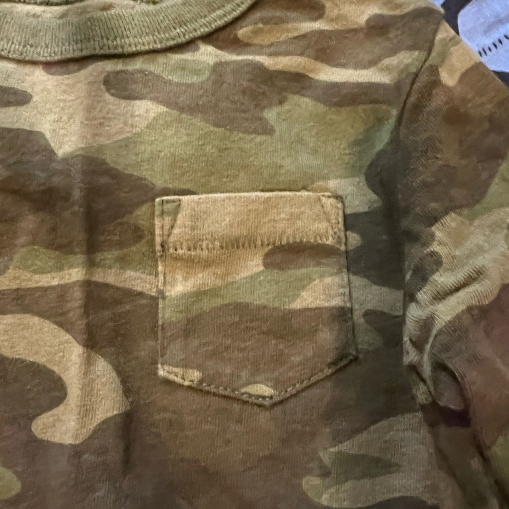 GAP Kids like new Blue and Green Camouflage Long Sleeve Tees - Picture 4 of 11
